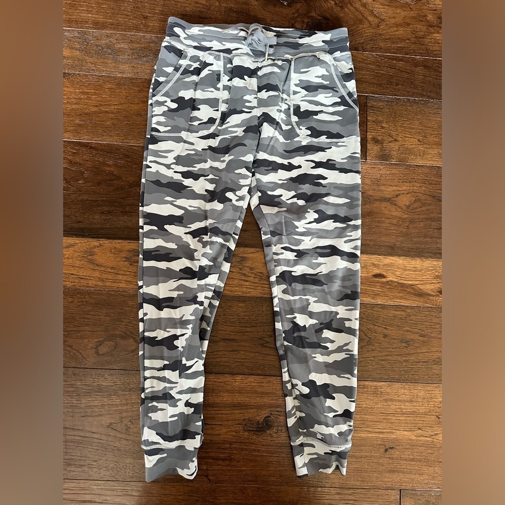 Zyia Women’s Black/ white Camouflage Jogger Pants- size Large